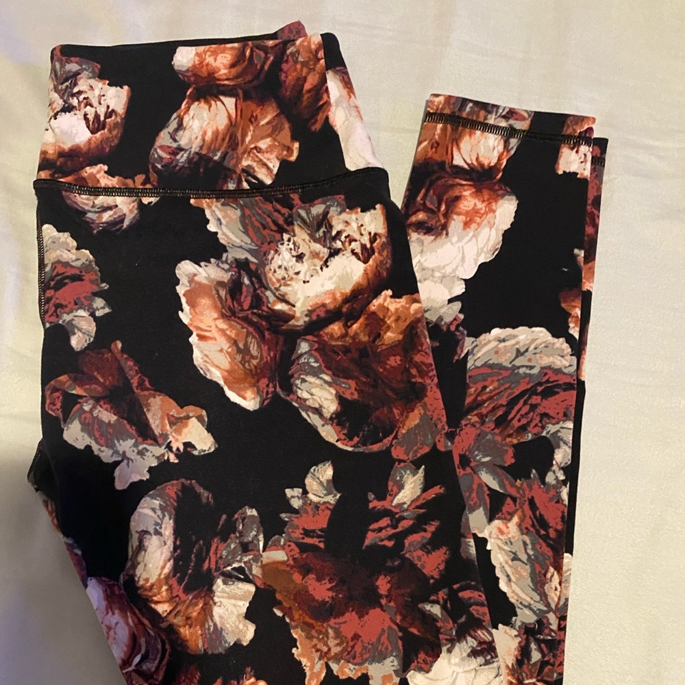 Victoria Secret maroon & black floral leggings size small.